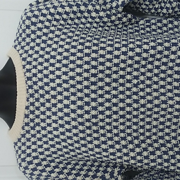Geometric Pattern Sweater. NEW - Picture 2 of 9